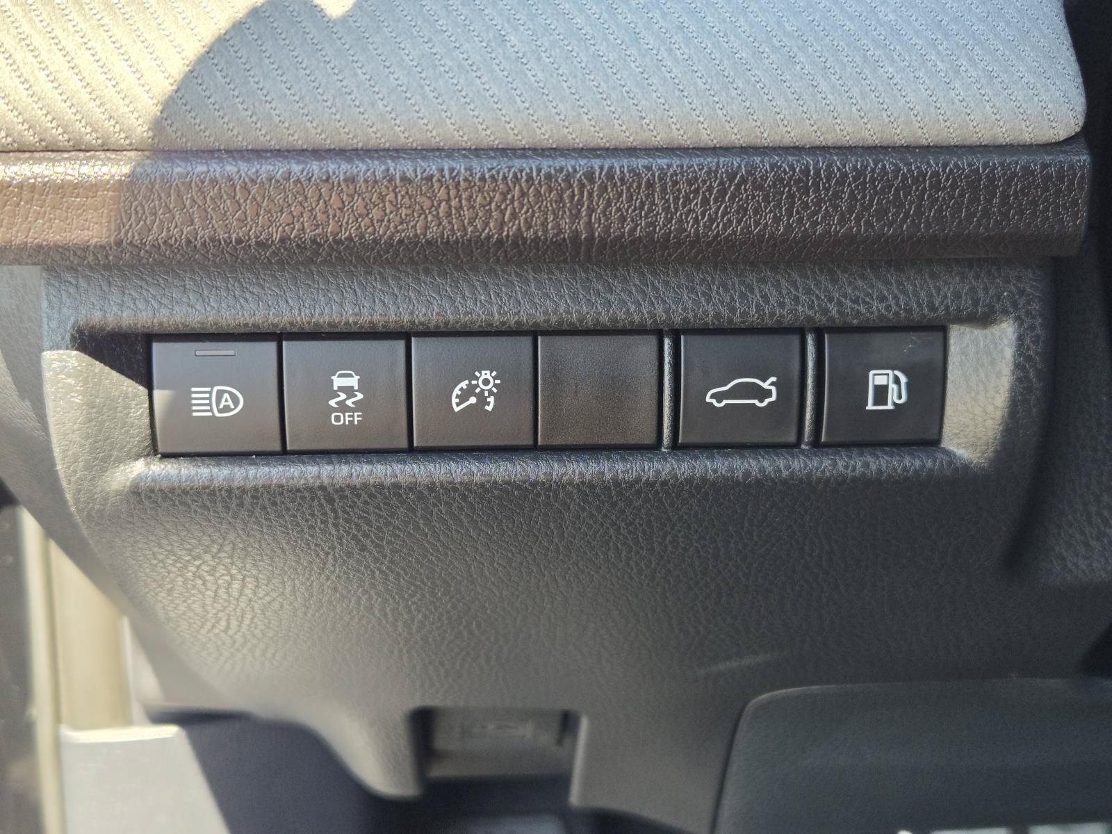 Used 2025 Toyota Camry SE w/ Convenience Package FWD image 18