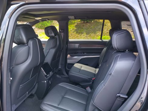 New 2026 Cadillac Vistiq Sport image 19