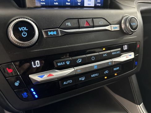 Used 2020 Ford Explorer Platinum w/ Premium Technology Package AWD/4WD image 19