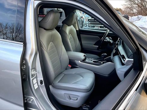 Used 2021 Toyota Highlander XLE image 8