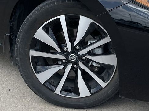 Used 2023 Nissan Sentra SV w/ SV Premium Package FWD image 9