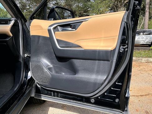 Used 2021 Toyota RAV4 XLE Premium image 25