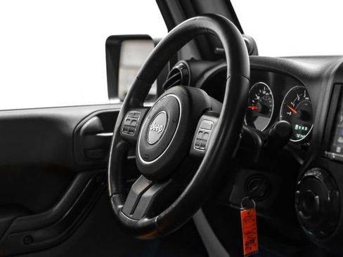 Used 2014 Jeep Wrangler Unlimited Sahara w/ Connectivity Group AWD/4WD image 17