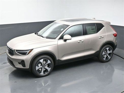 New 2024 Volvo XC40 B5 Plus w/ Protection Package Premier image 35