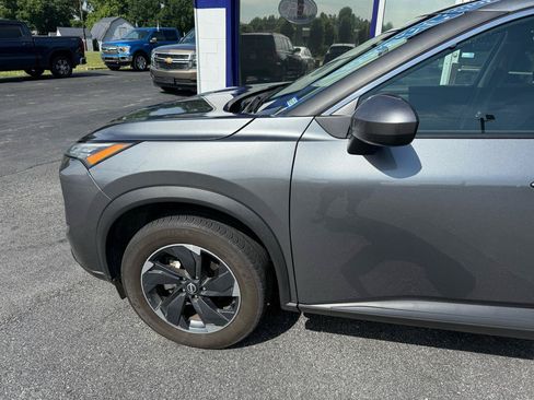 Used 2024 Nissan Rogue SV FWD image 3