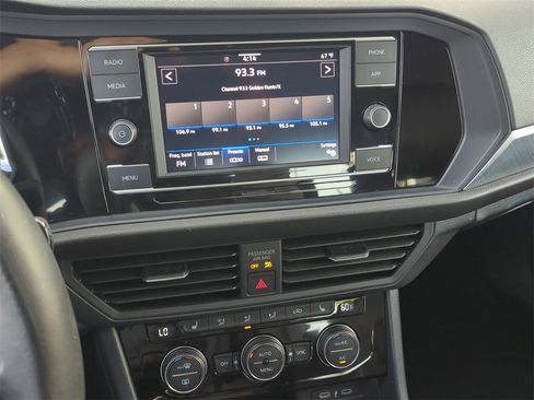 Used 2024 Volkswagen Jetta SE image 22