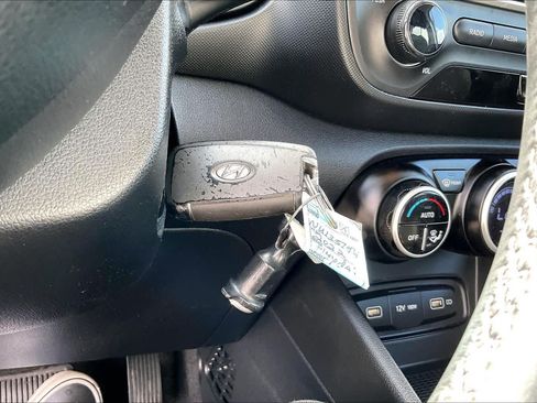 Used 2022 Hyundai Venue SEL FWD image 14