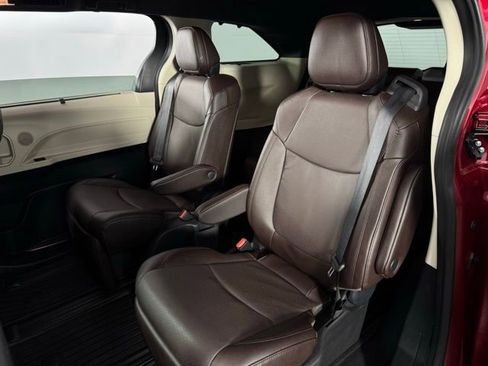 Used 2024 Toyota Sienna Platinum image 18