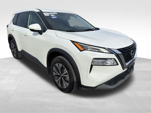 Used 2022 Nissan Rogue SV image 2