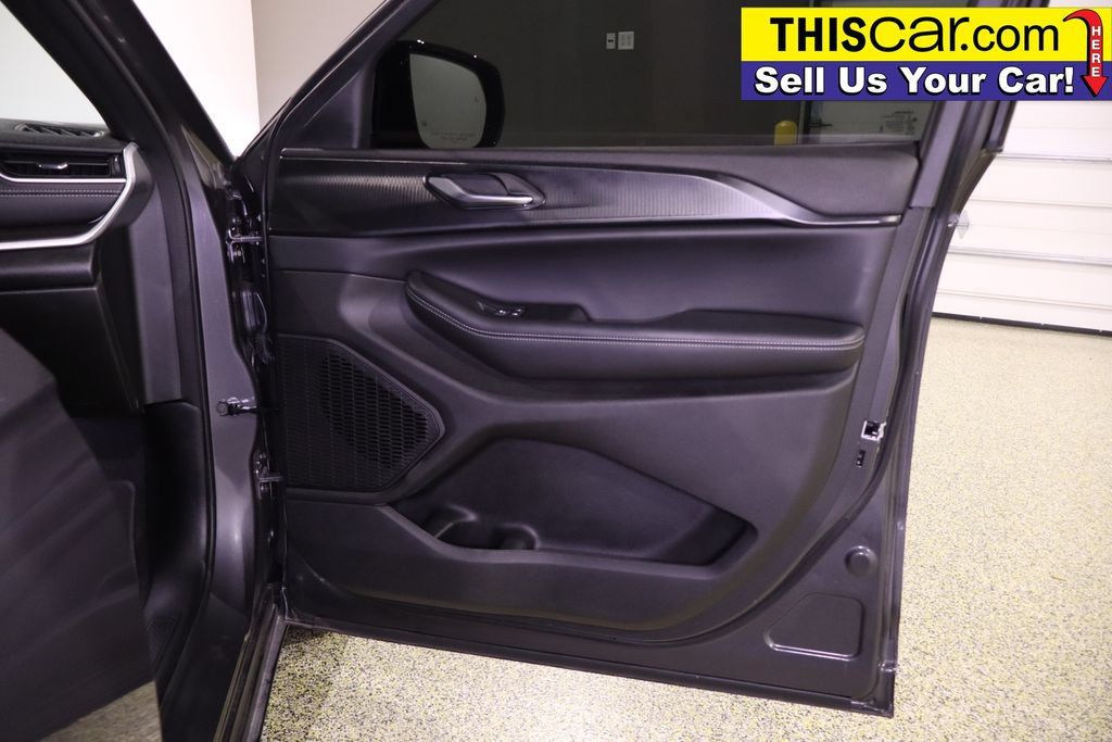 Used 2025 Jeep Grand Cherokee Laredo RWD image 40
