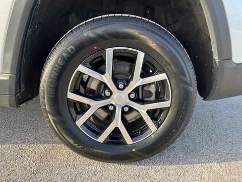 Used 2024 Jeep Grand Cherokee L Limited w/ Luxury Tech Group II image 31