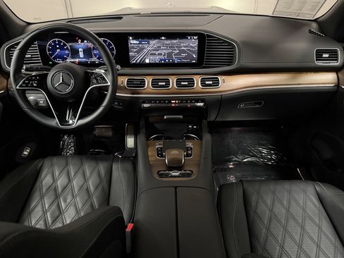 Used 2024 Mercedes-Benz Maybach GLS 600 4MATIC image 39