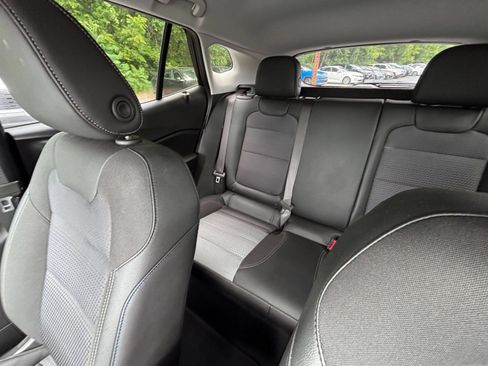 Used 2025 Chevrolet Trax LT w/ LT Convenience Package FWD image 34