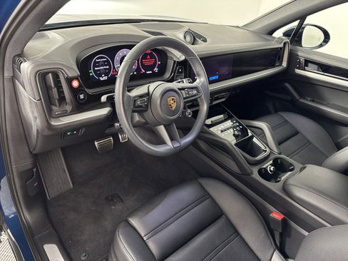 New 2025 Porsche Cayenne Coupe image 4