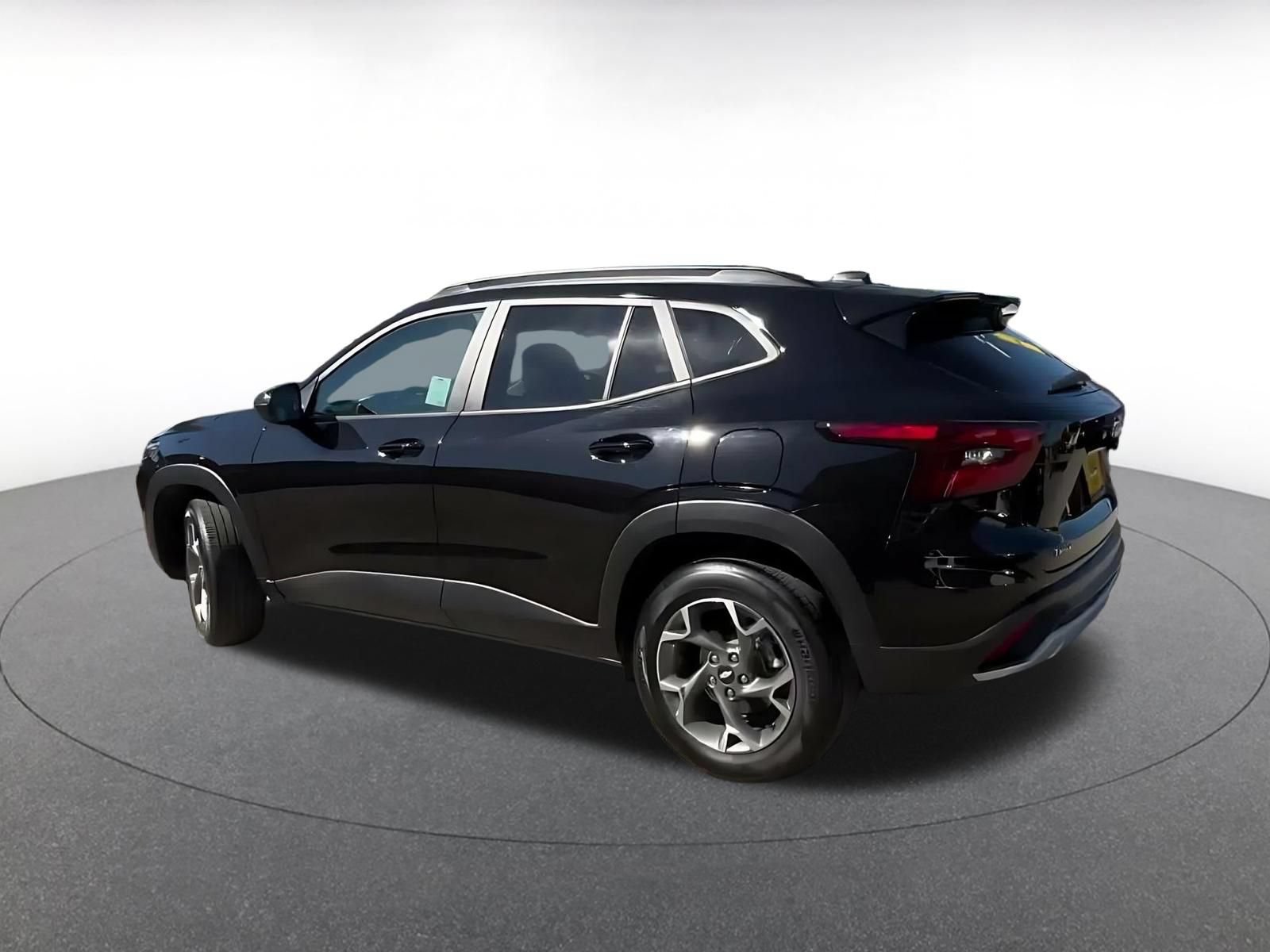 Used 2025 Chevrolet Trax LT w/ LT Convenience Package FWD image 9