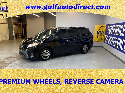 Used 2020 Toyota Sienna XLE w/ XLE Navigation Package image 5