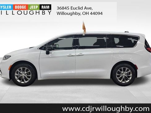 Used 2026 Chrysler Pacifica Limited image 5