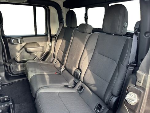 Used 2023 Jeep Gladiator Willys image 13