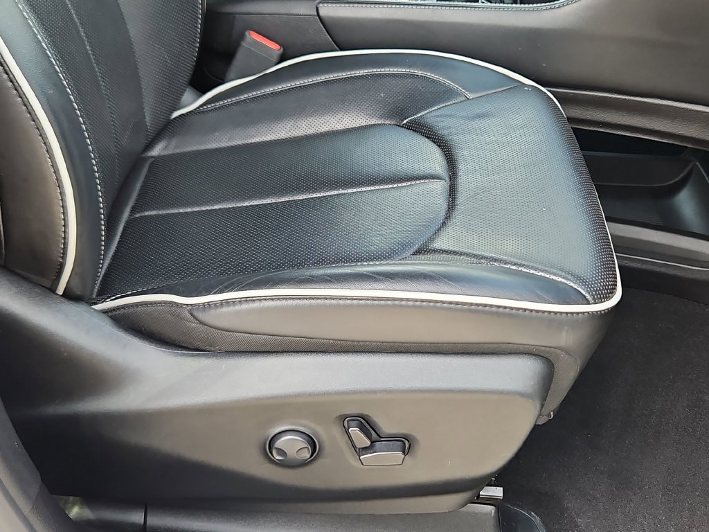 Used 2025 Chrysler Pacifica Limited FWD image 30