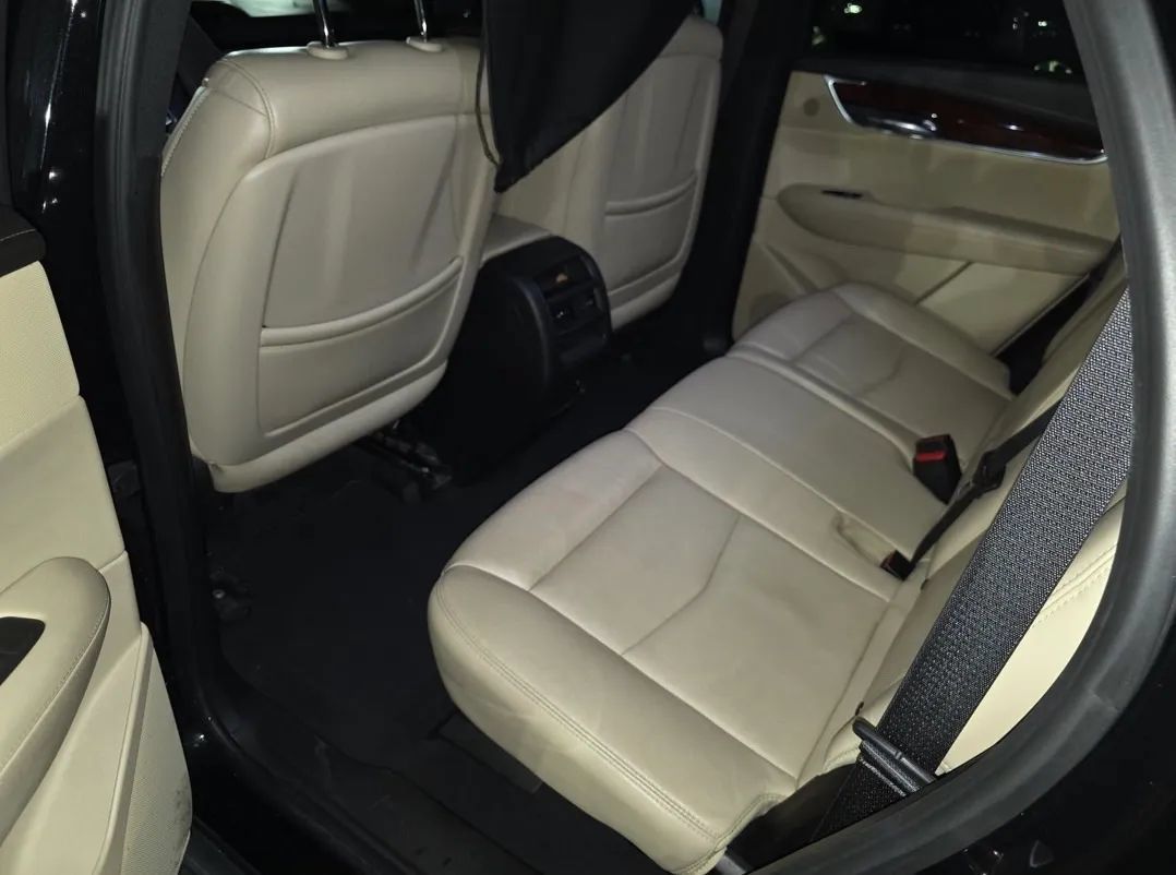 Used 2018 Cadillac XT5 Luxury w/ Driver Awareness Package FWD image 9