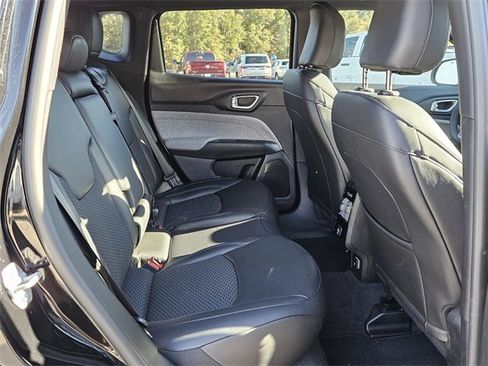 Used 2025 Jeep Compass Latitude image 14