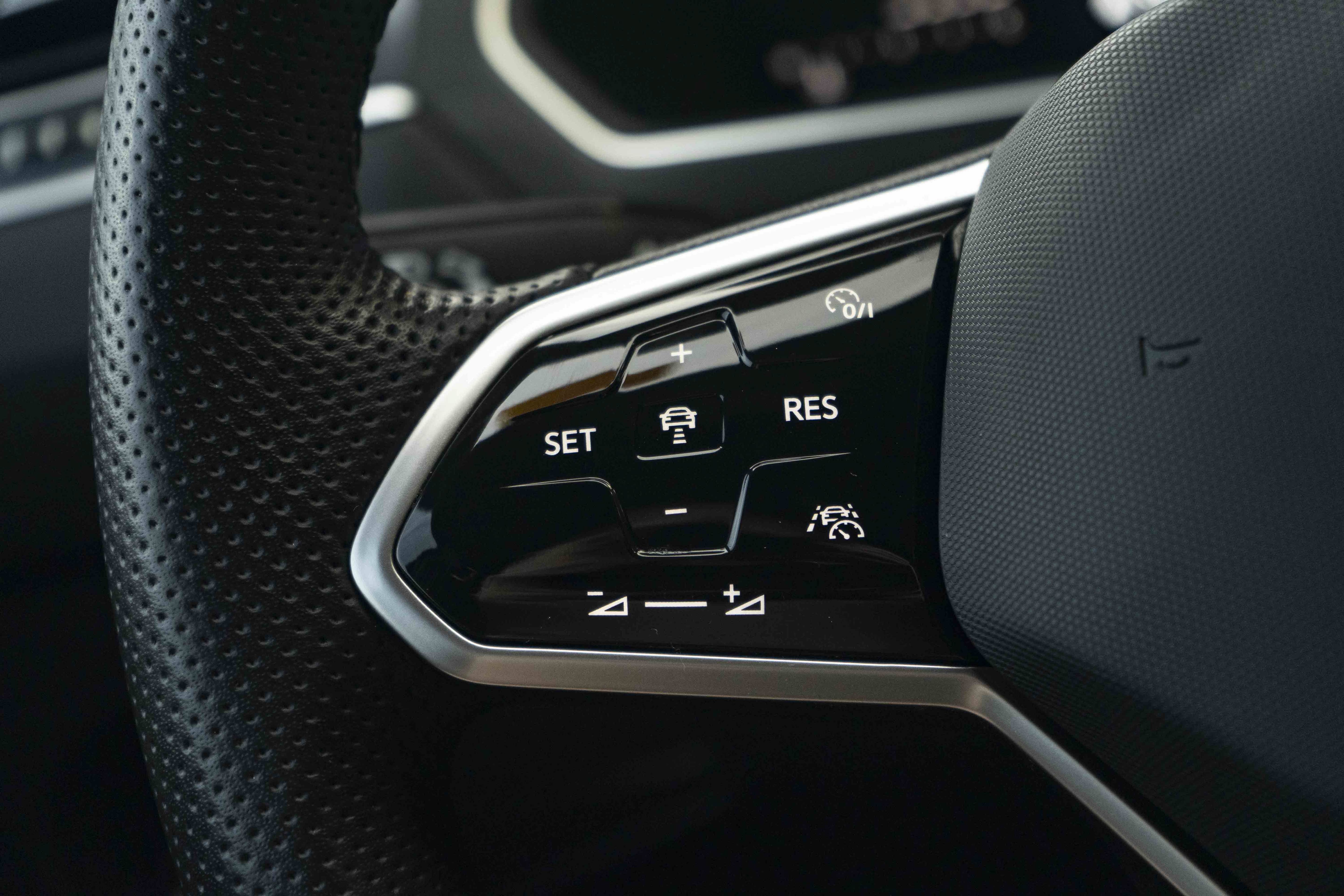 Certified 2023 Volkswagen Tiguan SE R-Line FWD image 17