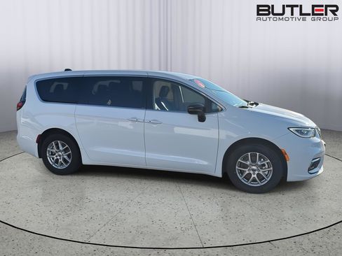 Used 2024 Chrysler Pacifica Touring-L FWD image 7
