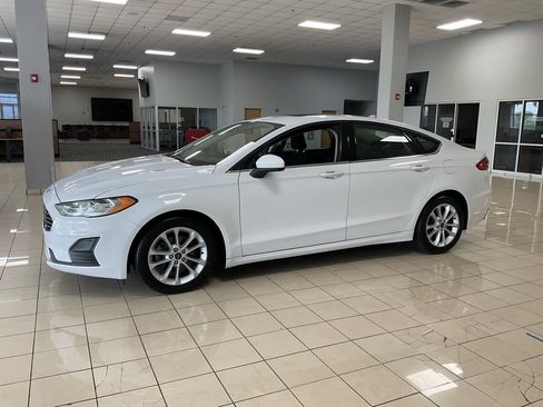 Used 2020 Ford Fusion SE image 3