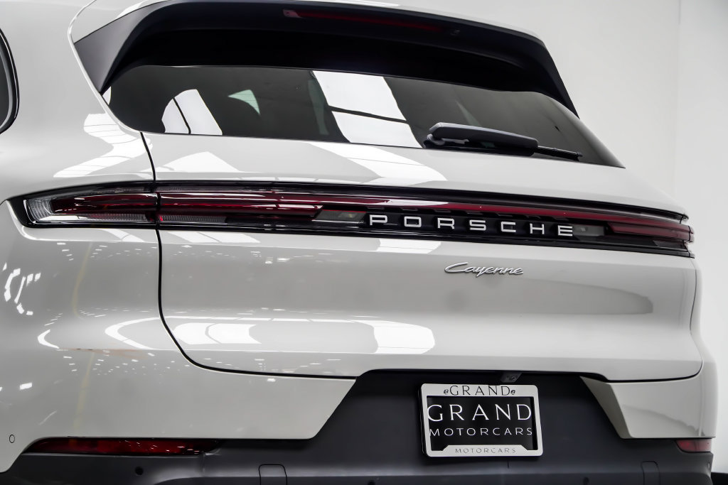 Used 2024 Porsche Cayenne w/ Premium Package Plus (PFM) AWD/4WD image 19