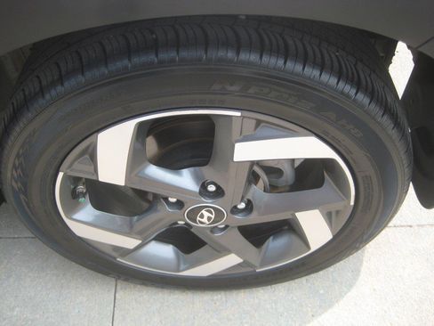 Used 2022 Hyundai Venue Limited image 11