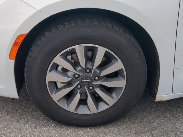 Used 2024 Chrysler Pacifica Limited FWD image 14