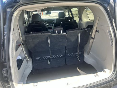 Used 2022 Chrysler Pacifica Touring-L FWD image 7