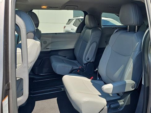 Used 2024 Toyota Sienna XLE FWD image 19