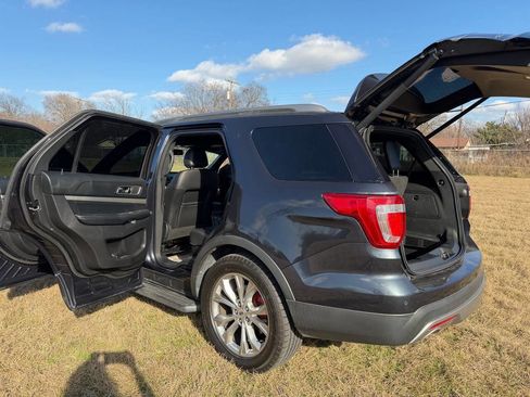 Used 2017 Ford Explorer XLT w/ Equipment Group 202A image 5