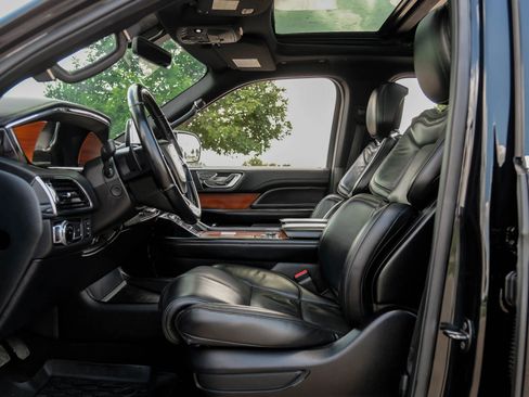 Used 2018 Lincoln Navigator Select AWD/4WD image 3