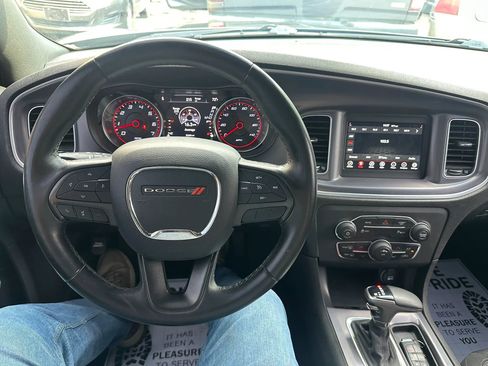 Used 2019 Dodge Charger SXT RWD image 18