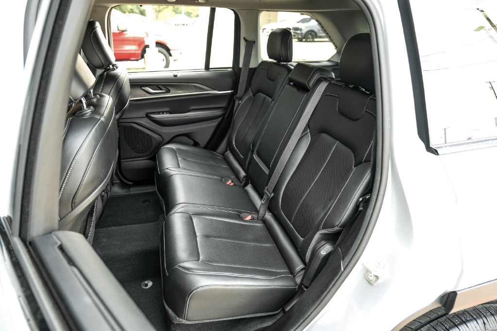 Used 2023 Jeep Grand Cherokee Limited w/ Luxury Tech Group II AWD/4WD image 51