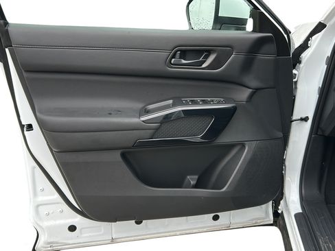 Used 2025 Nissan Pathfinder SV w/ SV Premium Package FWD image 11
