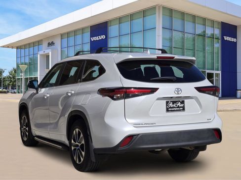 Used 2024 Toyota Highlander XLE image 4