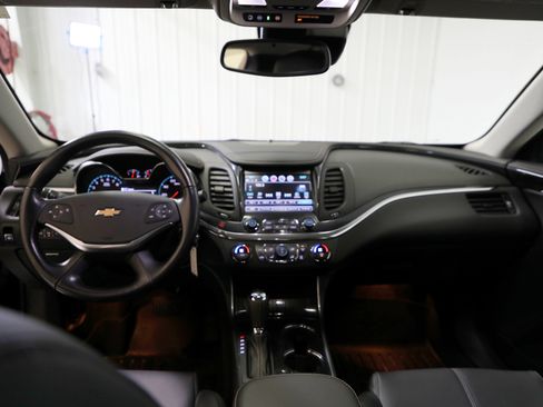 Used 2017 Chevrolet Impala LT w/ Convenience Package image 2