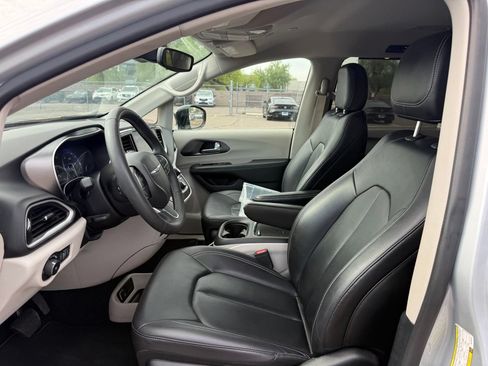 Used 2024 Chrysler Pacifica Touring-L FWD image 14