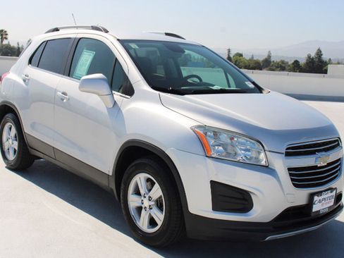 Used 2016 Chevrolet Trax LT FWD image 2