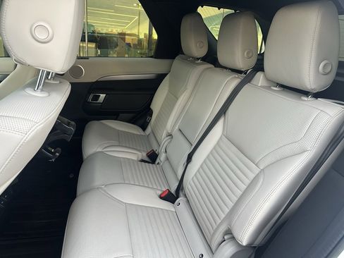 Used 2023 Land Rover Discovery S image 7