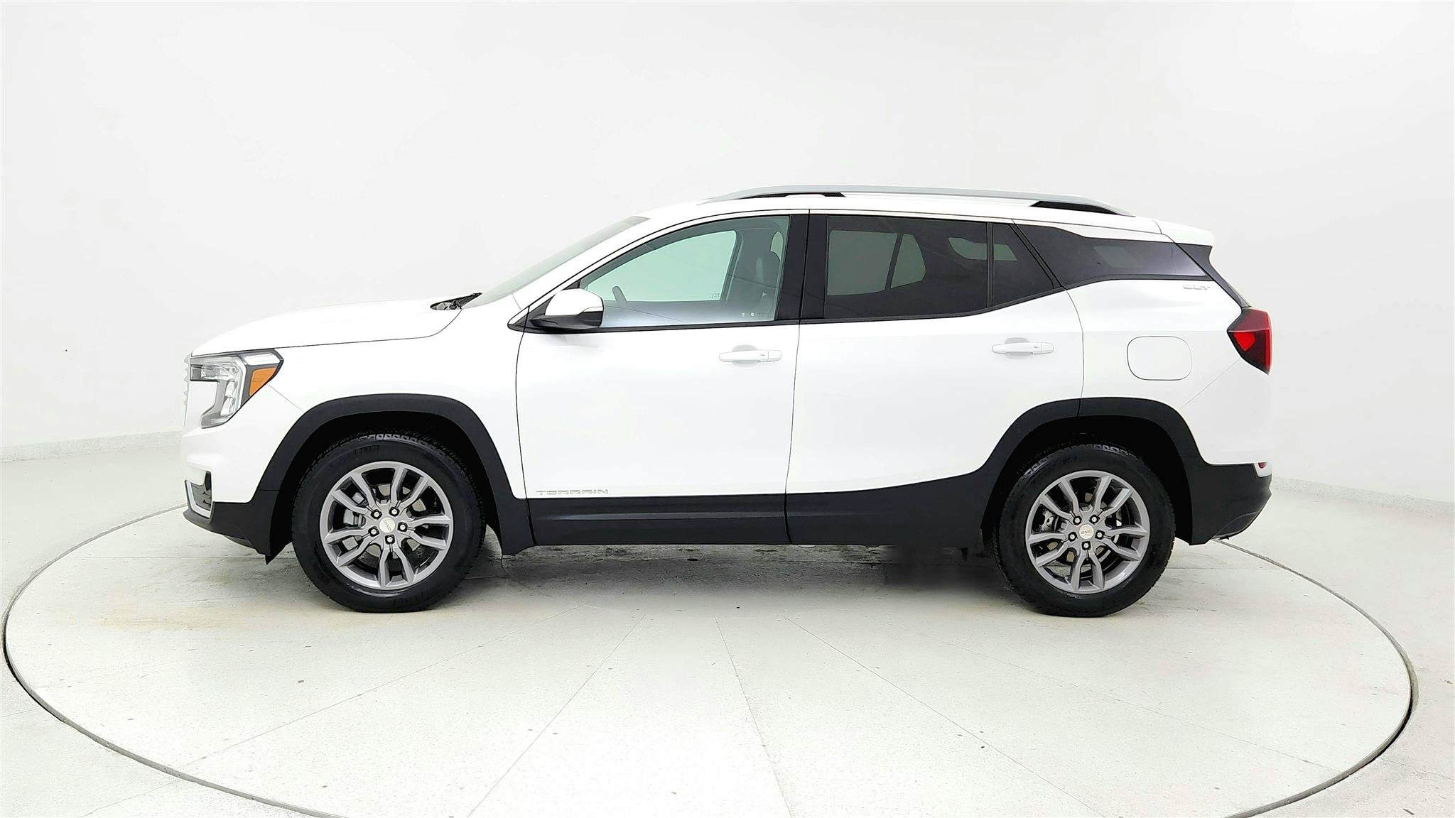 Used 2024 GMC Terrain SLT AWD/4WD image 2