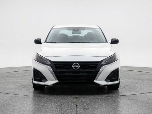 Used 2025 Nissan Altima 2.5 SV FWD image 2