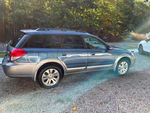 Used 2009 Subaru Outback 3.0R Limited AWD/4WD image 2