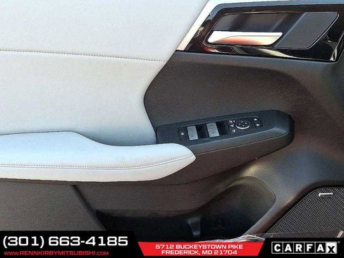 New 2025 Mitsubishi Outlander SE image 8