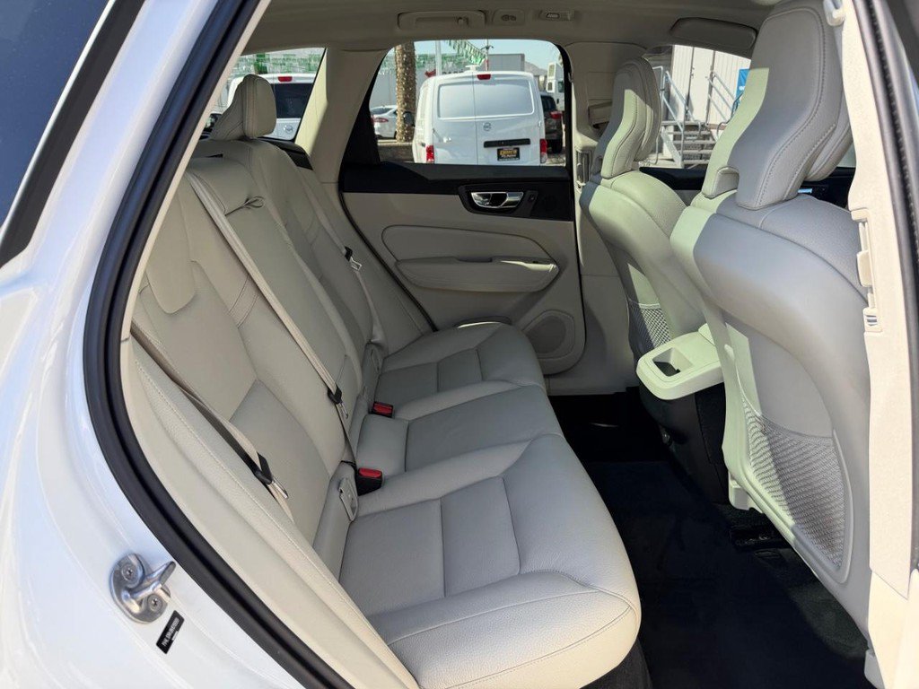 Used 2022 Volvo XC60 B5 Momentum AWD/4WD image 43