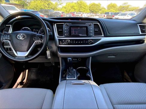 Used 2019 Toyota Highlander LE FWD image 14