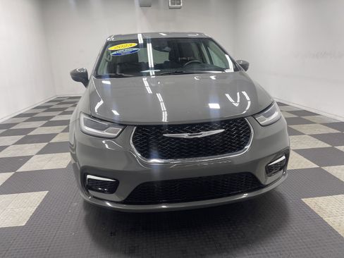 Used 2023 Chrysler Pacifica Touring-L image 7